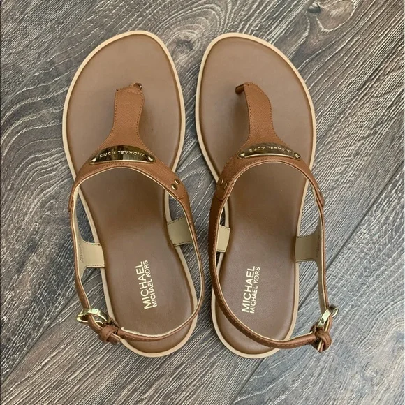 MK Plate Flat Thong Sandals - Picture 3 of 9